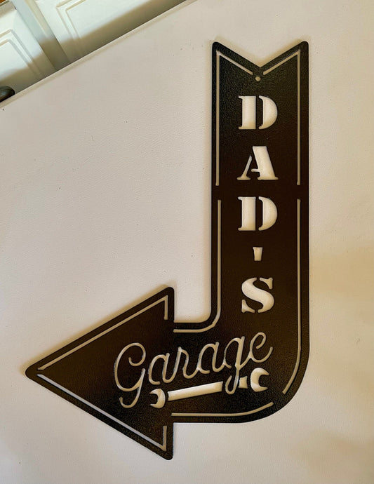 Metal wall sign Dad's garage in a directional arrow sign